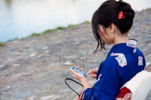 11871701-japanese--using-a-smart-phone